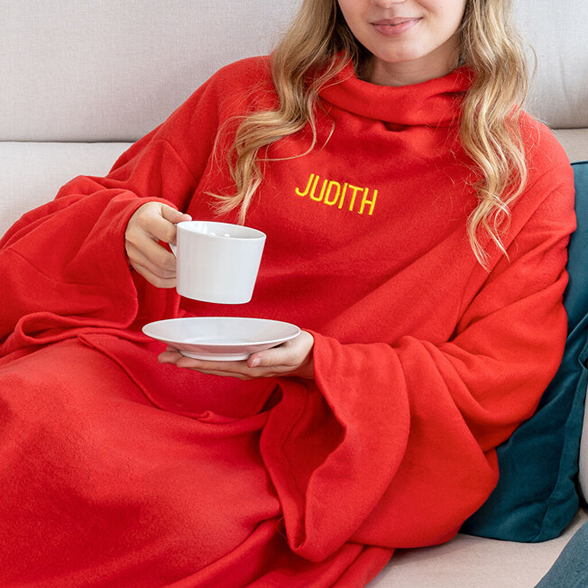 Filt med ärmar med ditt namn broderat på Filt med ärmar med ditt namn broderat på