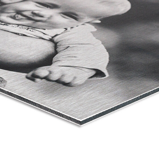 Detail vom Druck auf gebürsteten Aluminium Detail vom Druck auf gebürsteten Aluminium