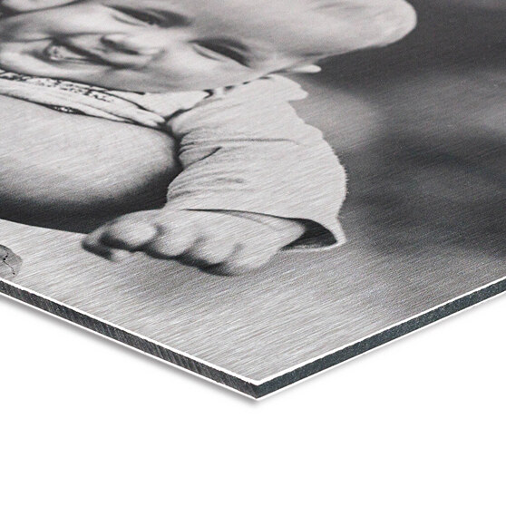 Detalle de impresión sobre cuadro de aluminio cepillado