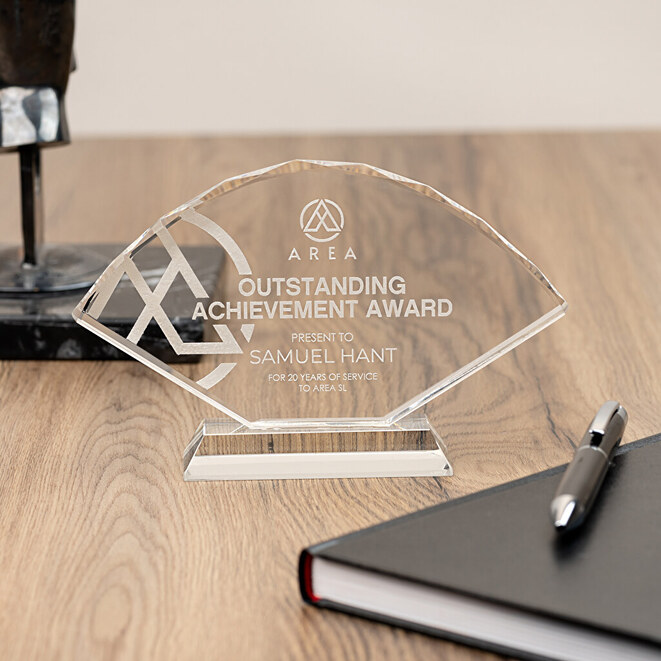 Gepersonaliseerde glazen trofee in waaiervorm Gepersonaliseerde glazen trofee in waaiervorm