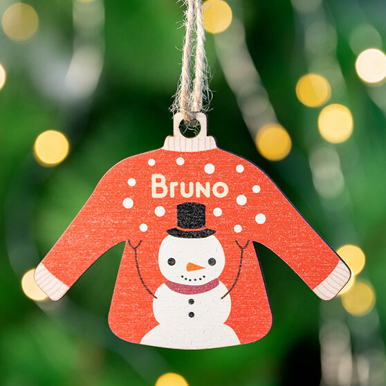 Personalizovaná dřevěná vánoční ozdoba ve tvaru svetru
