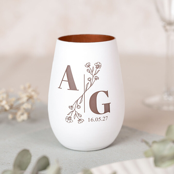 Ljuslykta i glas med gravyr