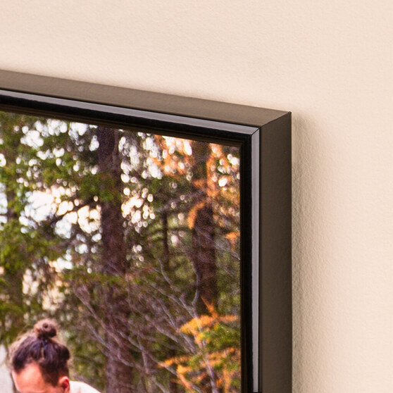 Detalj av aluminiumram på inramad tavla