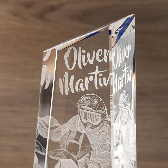 Trofeo cristal alargado grabado Premium