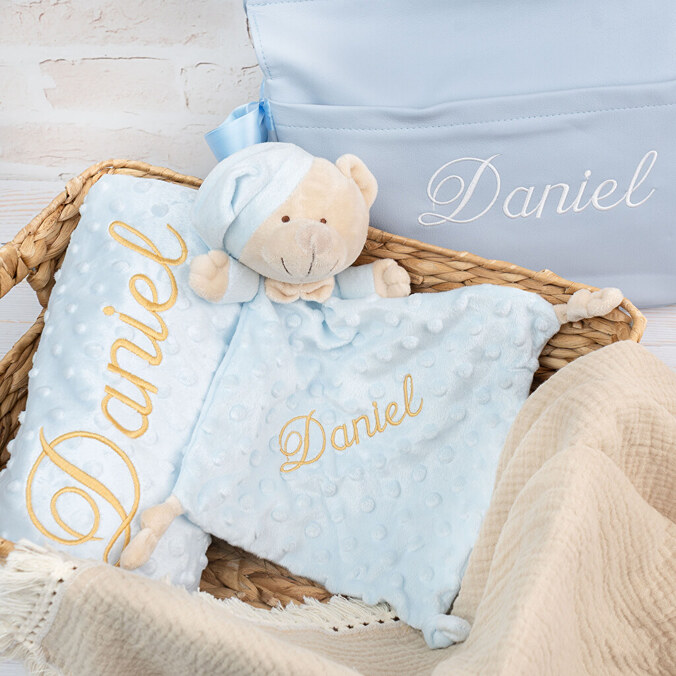 Personlig snuttefilt med namn broderad