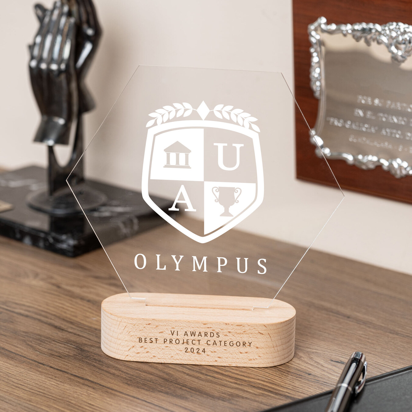 Trofeo de metacrilato hexagonal personalizado con base madera