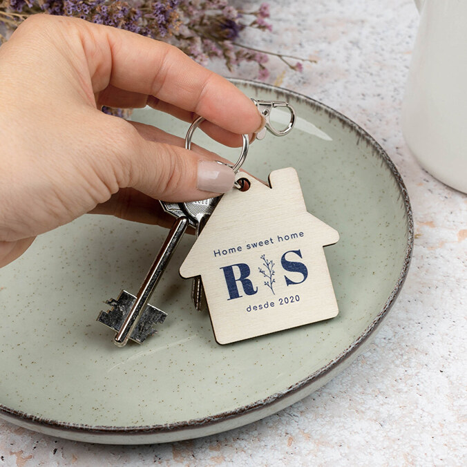 Llavero madera personalizado con forma de casa
