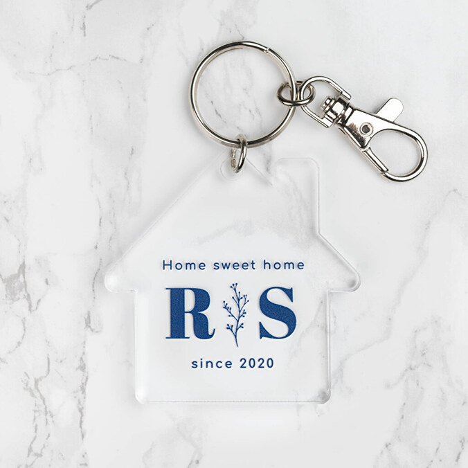 Personalised acrylic keyring with the shape of a house