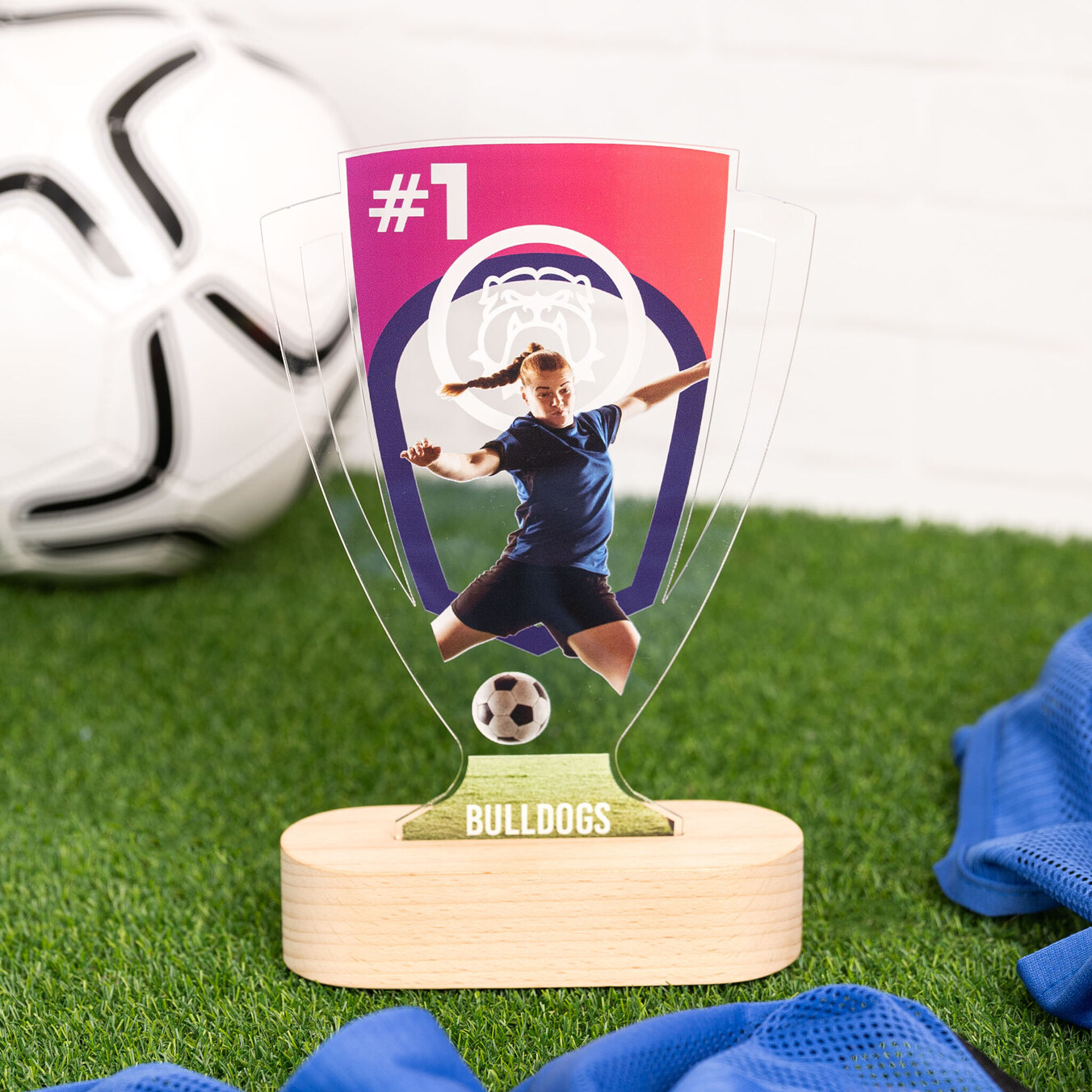 Personalizovaný sportovní pohár z metakrylátu s dřevěným podstavcem
