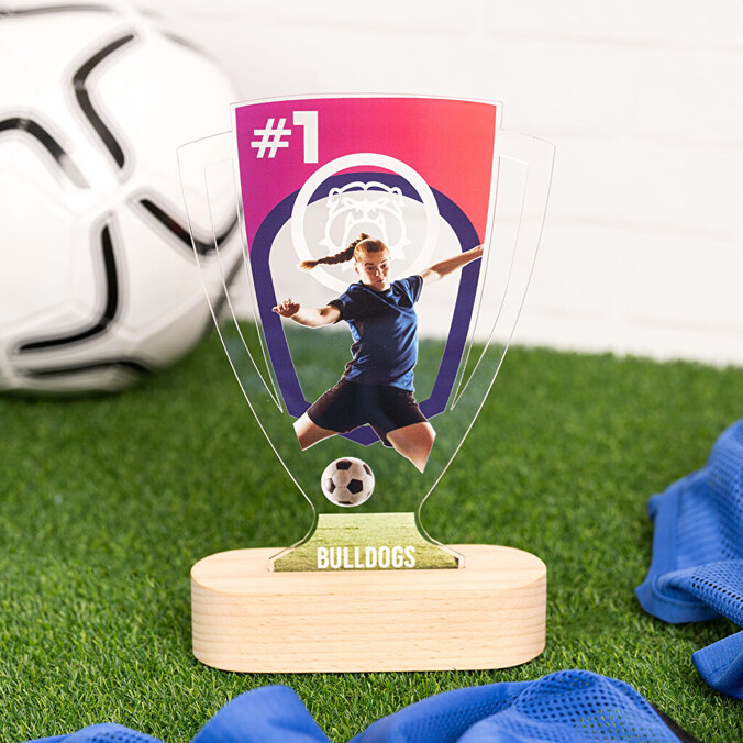 Trofeo de metacrilato copa deportiva personalizado con base madera