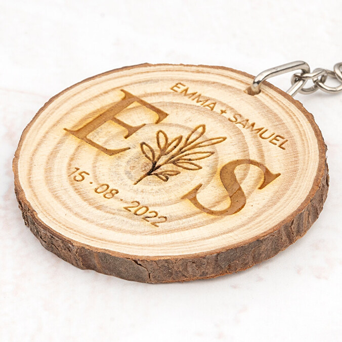 Kaiverrettu luonnonpuinen avaimenperä