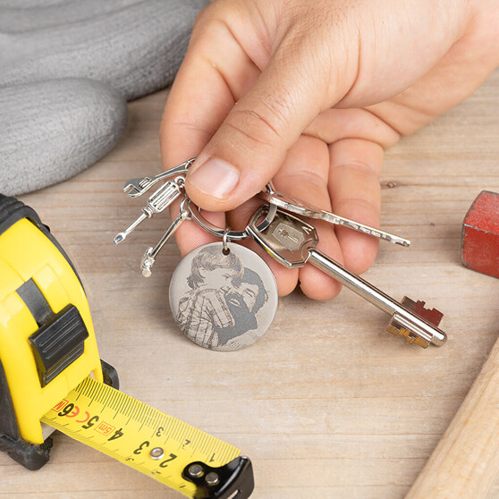 Gravierter Schlüsselanhänger mit miniatur Werkzeug
