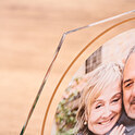 Trofeo de metacrilato hexagonal personalizado con base madera