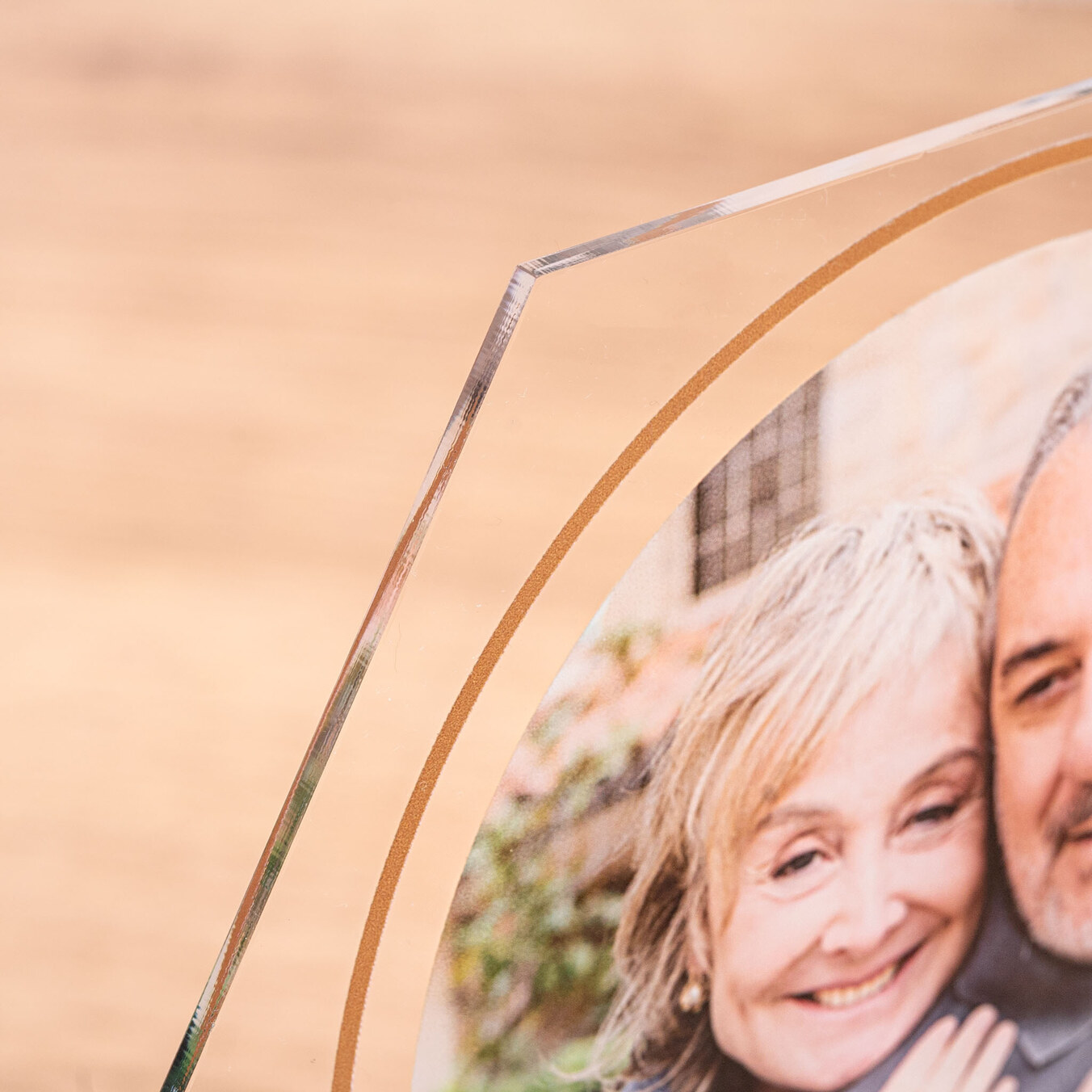 Trofeo de metacrilato hexagonal personalizado con base madera