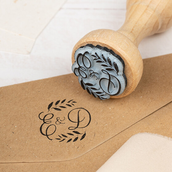 Sellos personalizados con montura de madera de haya sostenible Sellos personalizados con montura de madera de haya sostenible