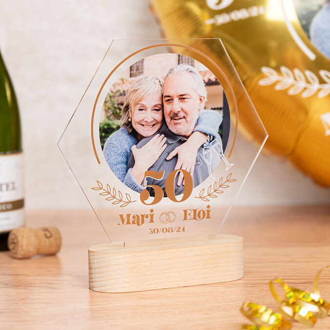 Personalizovaná šestihranná trofej z metakrylátu s dřevěným podstavcem