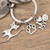 Llavero grabado con charms de gatos