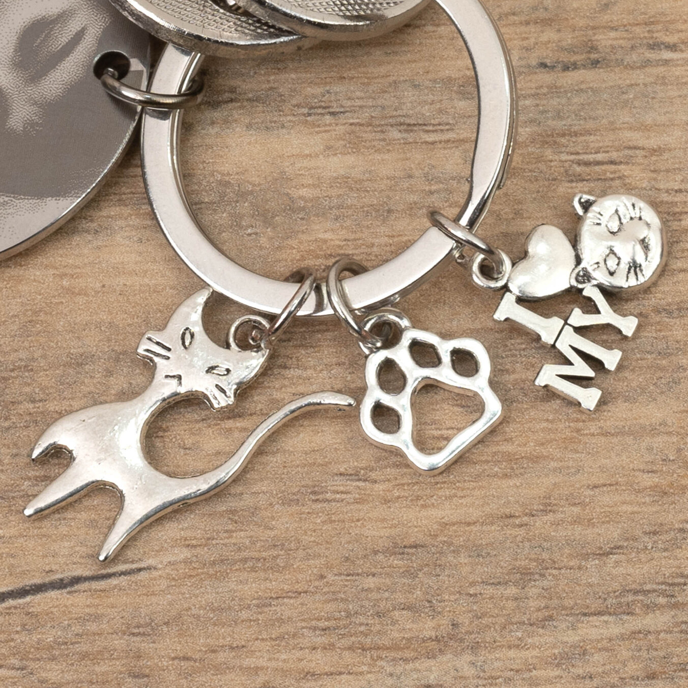 Portachiavi inciso con charm a forma di gatto