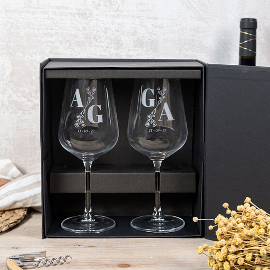 Pack of 2 engraved wine glasses with initials