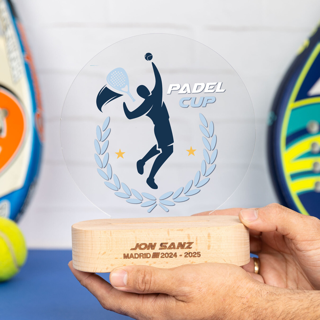Trofeo de metacrilato redondo personalizado con base madera