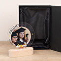 Trofeo de metacrilato redondo personalizado con base madera