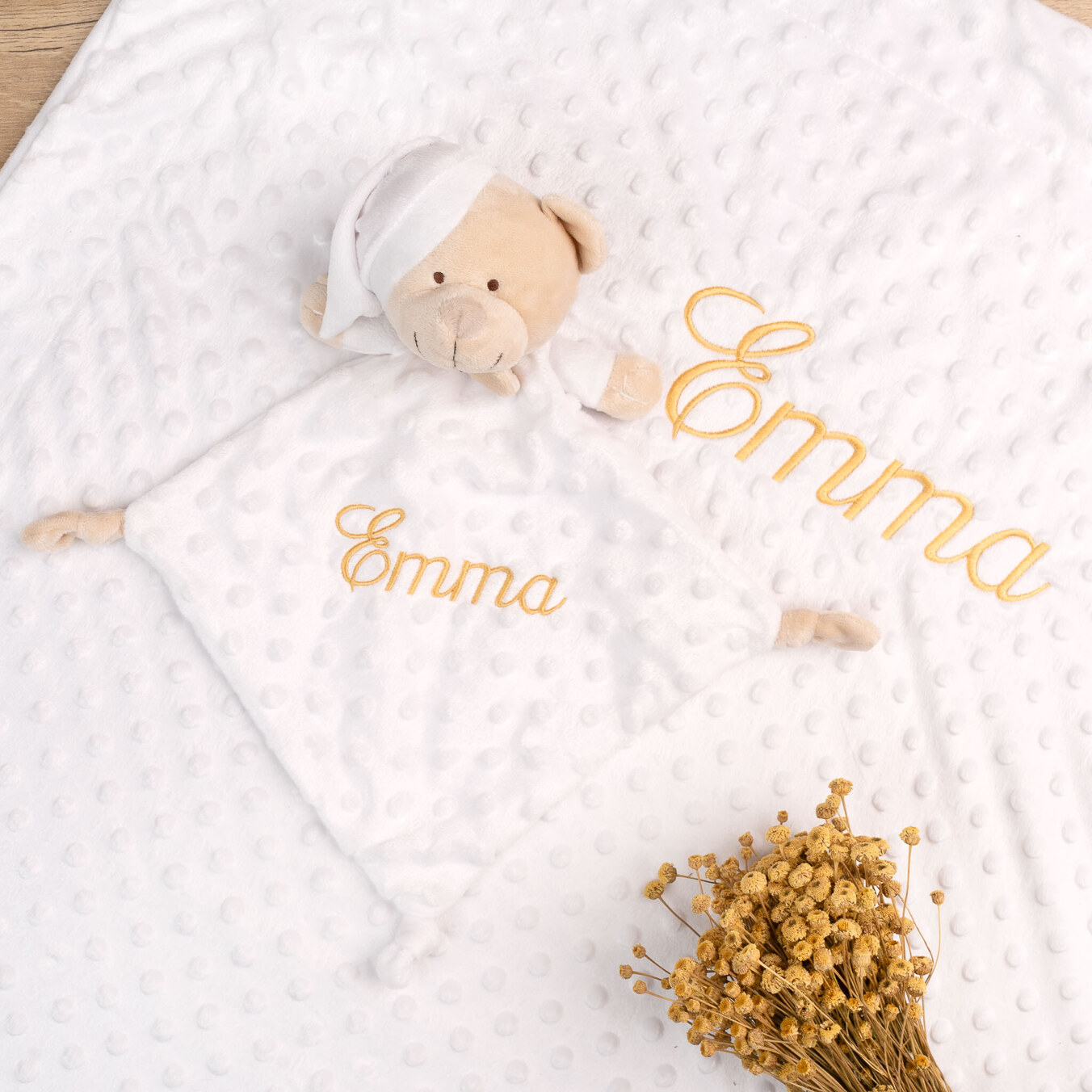Personlig snuttefilt med namn broderad