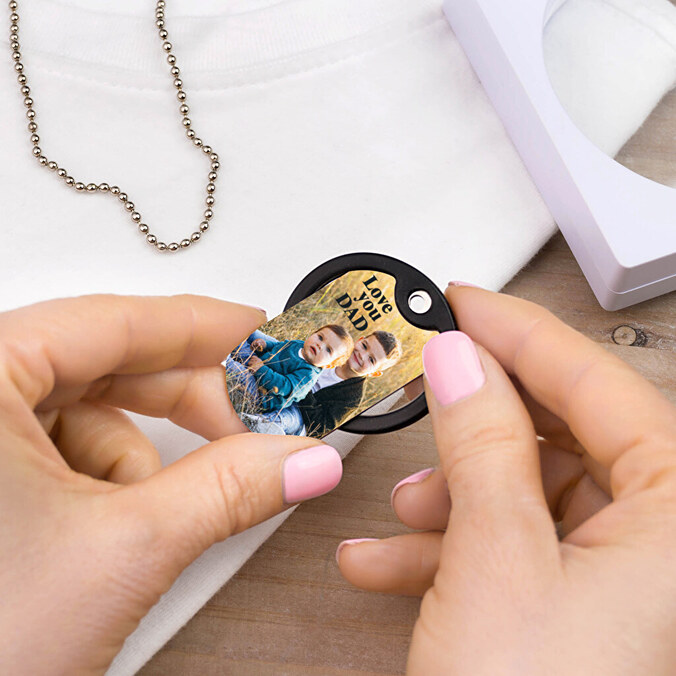 Dogtag tuntolevy logolla ja tekstillä