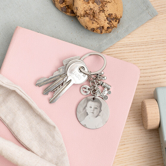 Porta-chaves gravado com charms de bebés para oferecer à mamá
