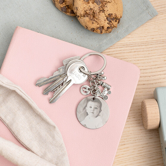 Graverad nyckelring med babycharms till mamma