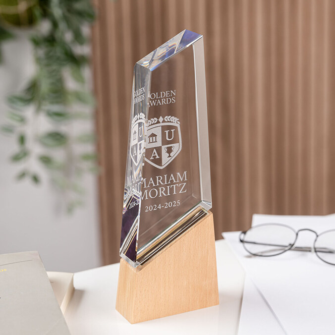 Premium langwerpige glazen trofee gegraveerd