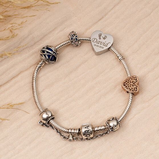 Ejemplo de presentación de pulsera grabada personalizada con charms Ejemplo de presentación de pulsera grabada personalizada con charms