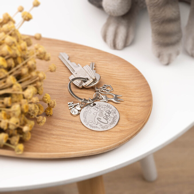 Engraved keyring with cat charms