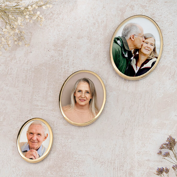 Personalised oval porcelain with frame 6x8 cm