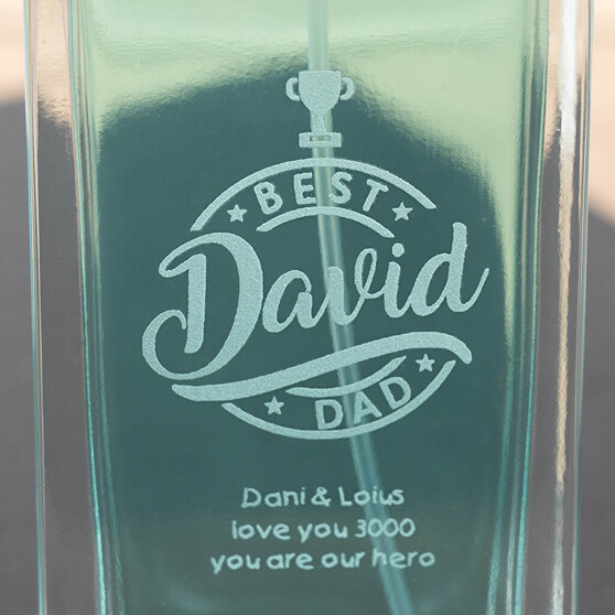 Glasflasche mit Parfüm eingraviert Glasflasche mit Parfüm eingraviert
