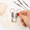 Set van 2 sleutelhangers met hartjesgravure