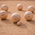 Petanque-Set aus Holz mit gravierten Kugeln