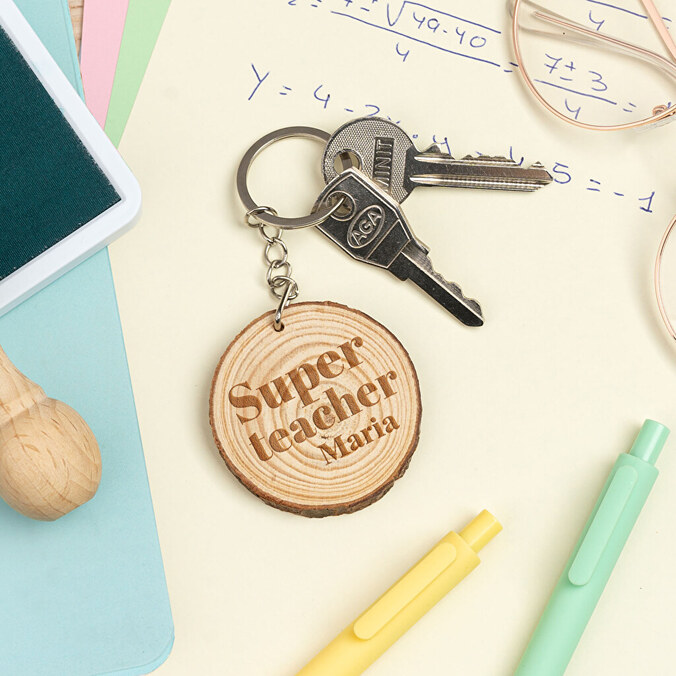 Kaiverrettu luonnonpuinen avaimenperä