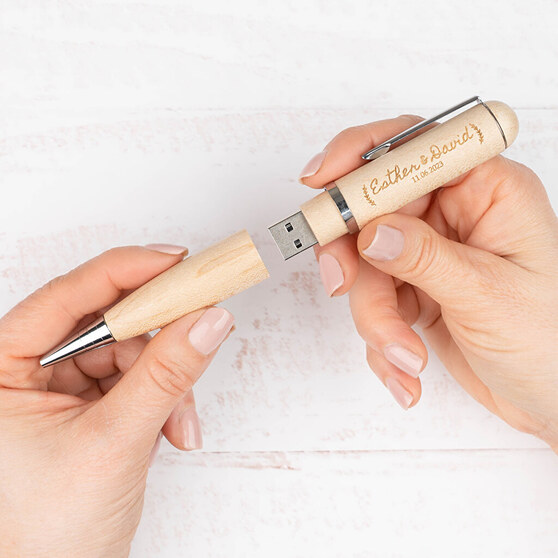 Stylos avec prénom gravé et USB à l’intérieur Stylos avec prénom gravé et USB à l’intérieur