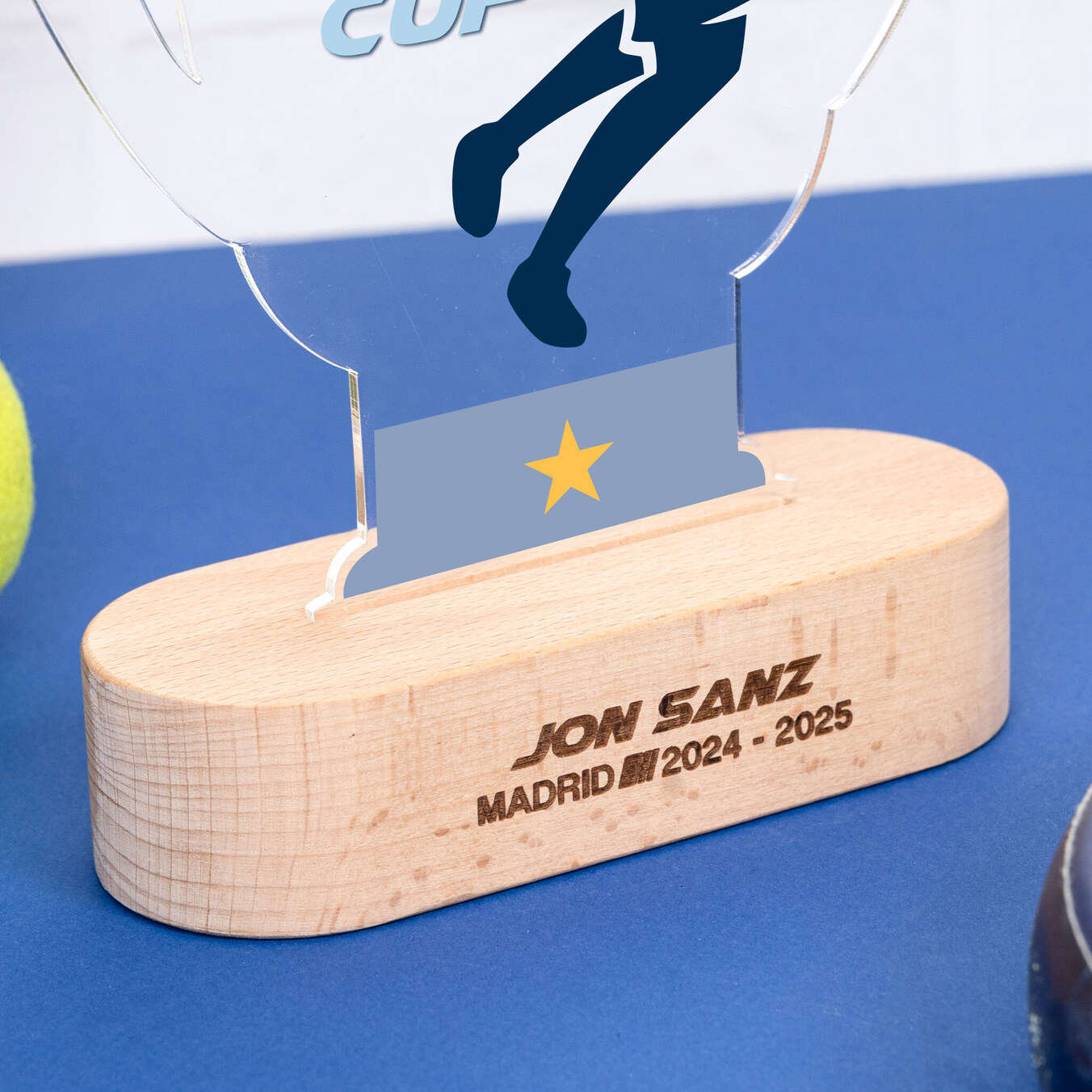 Trofeo de metacrilato copa personalizado con base madera