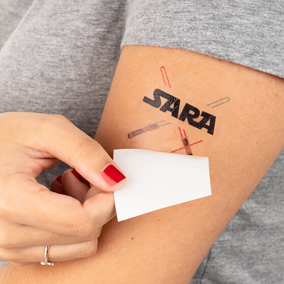 Applying of a fake tattoo