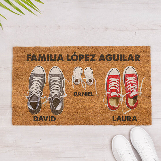 Felpudo con zapatillas personalizado con nombres de familia Felpudo con zapatillas personalizado con nombres de familia