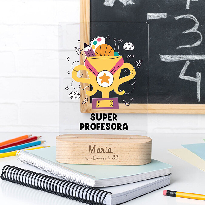 Trofeo de metacrilato personalizado con base de madera