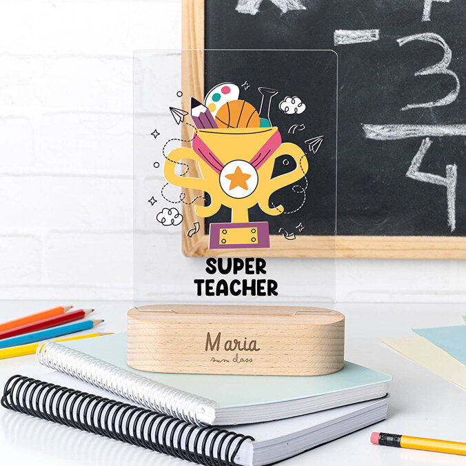 Gepersonaliseerde plexiglas trofee met houten voet