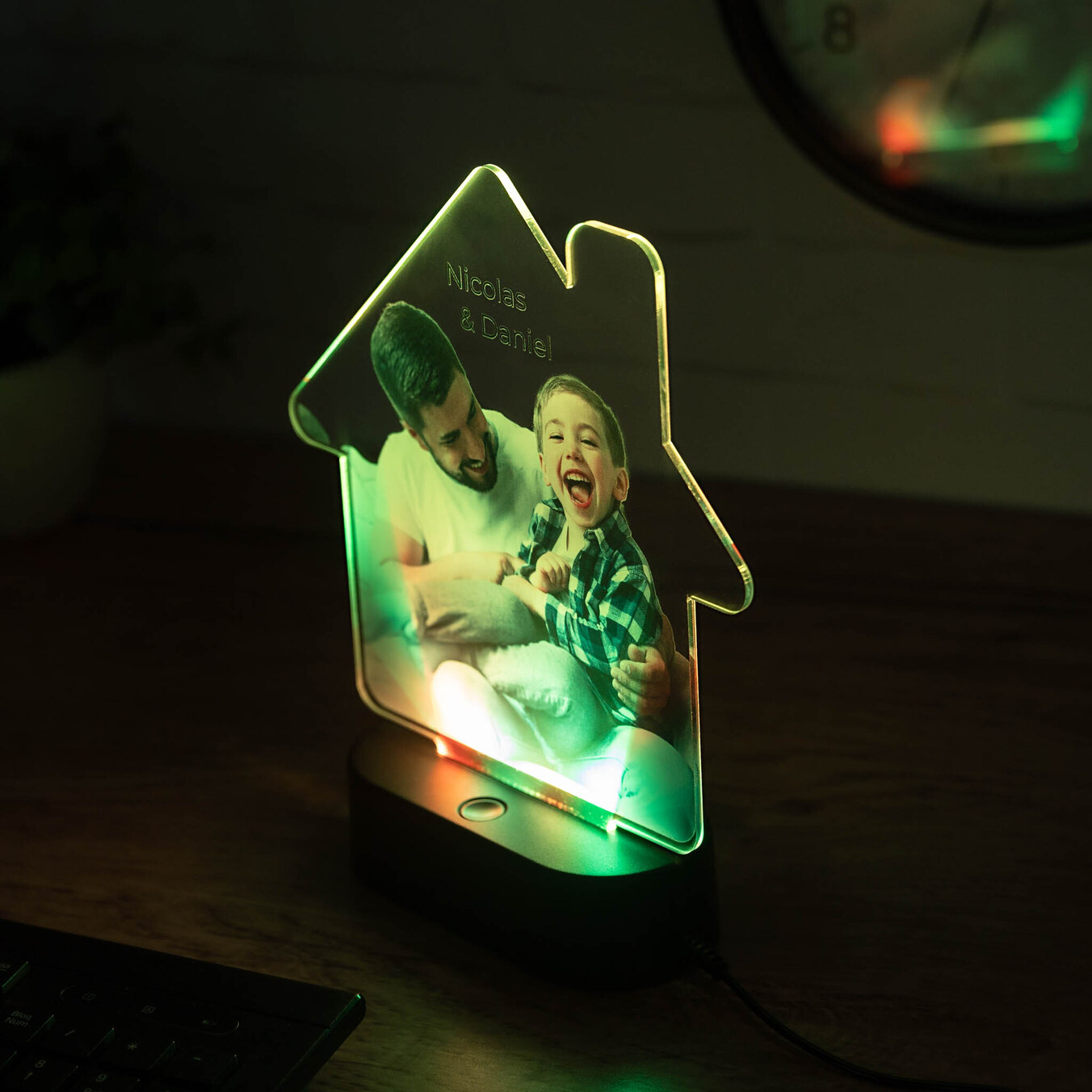 Personlig husformet 3D lampe med træfod