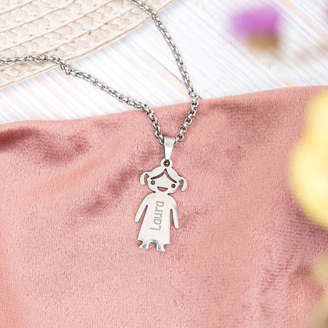 Pendentifs gravés de figurines de filles et garçons Pendentifs gravés de figurines de filles et garçons