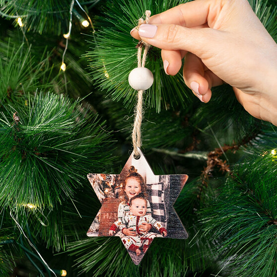 Enfeite de Natal personalizado de madeira com forma de estrela Enfeite de Natal personalizado de madeira com forma de estrela