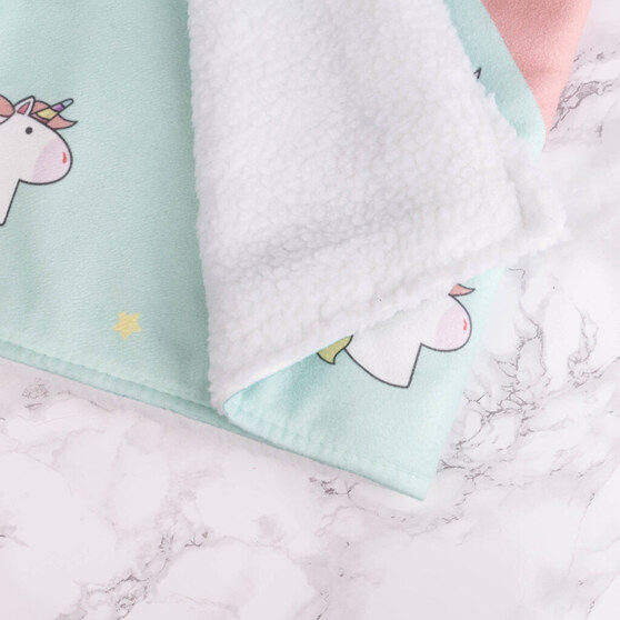 Detalhe das mantas personalizadas pelo sintético carneiro Detalhe das mantas personalizadas pelo sintético carneiro