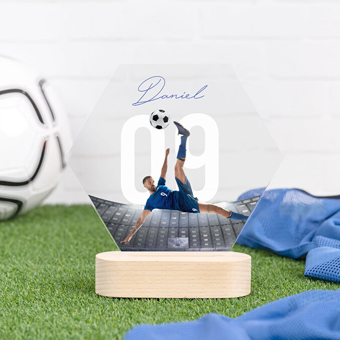 Personalizovaná šestihranná trofej z metakrylátu s dřevěným podstavcem