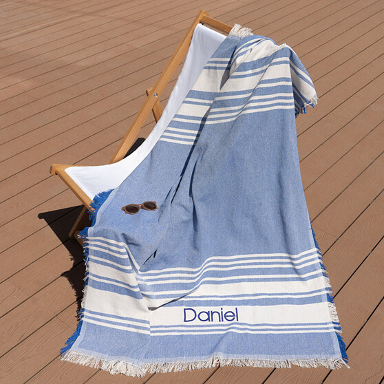 Kirjailun yksityiskohta fouta-pyyhkeessä