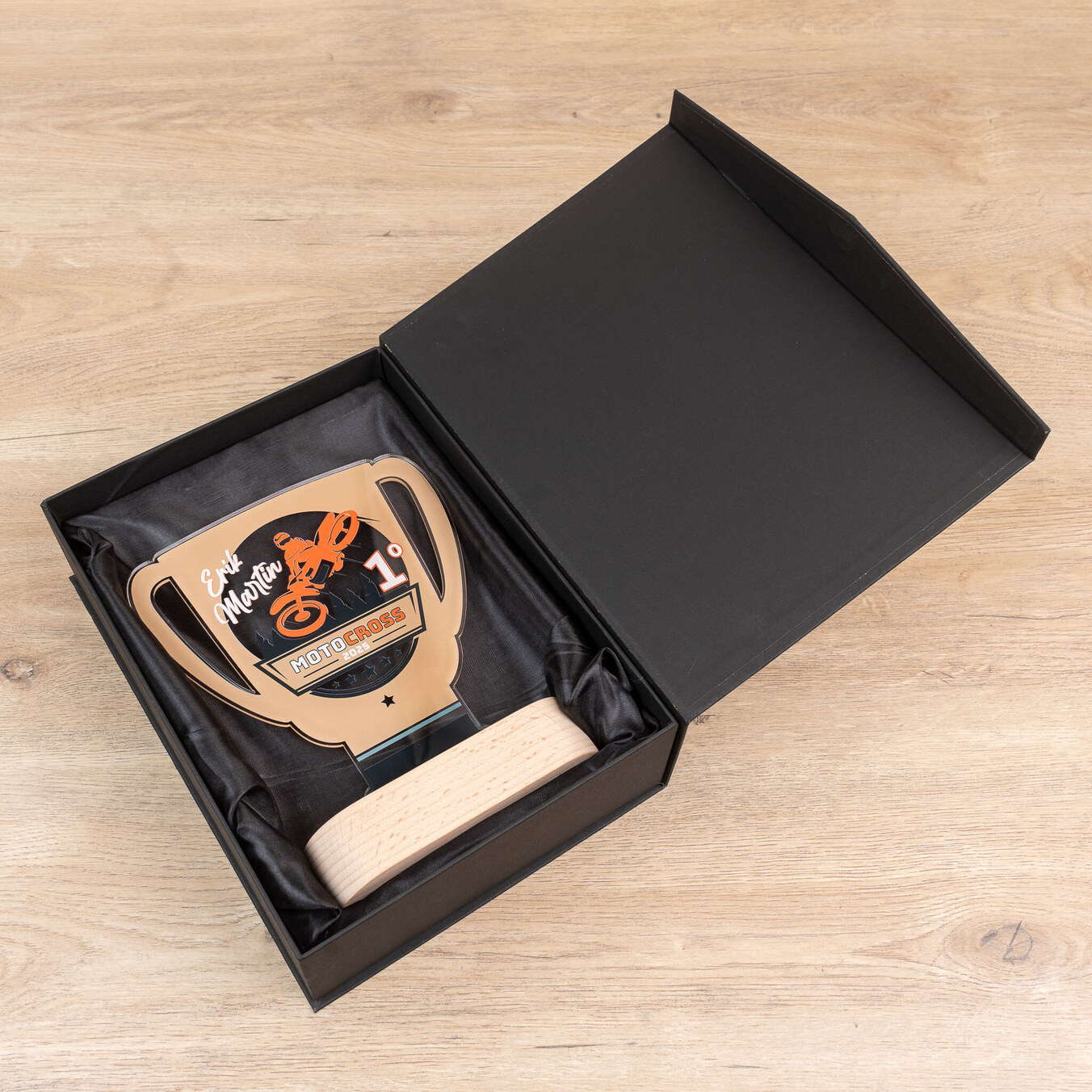 Trofeo de metacrilato copa personalizado con base madera